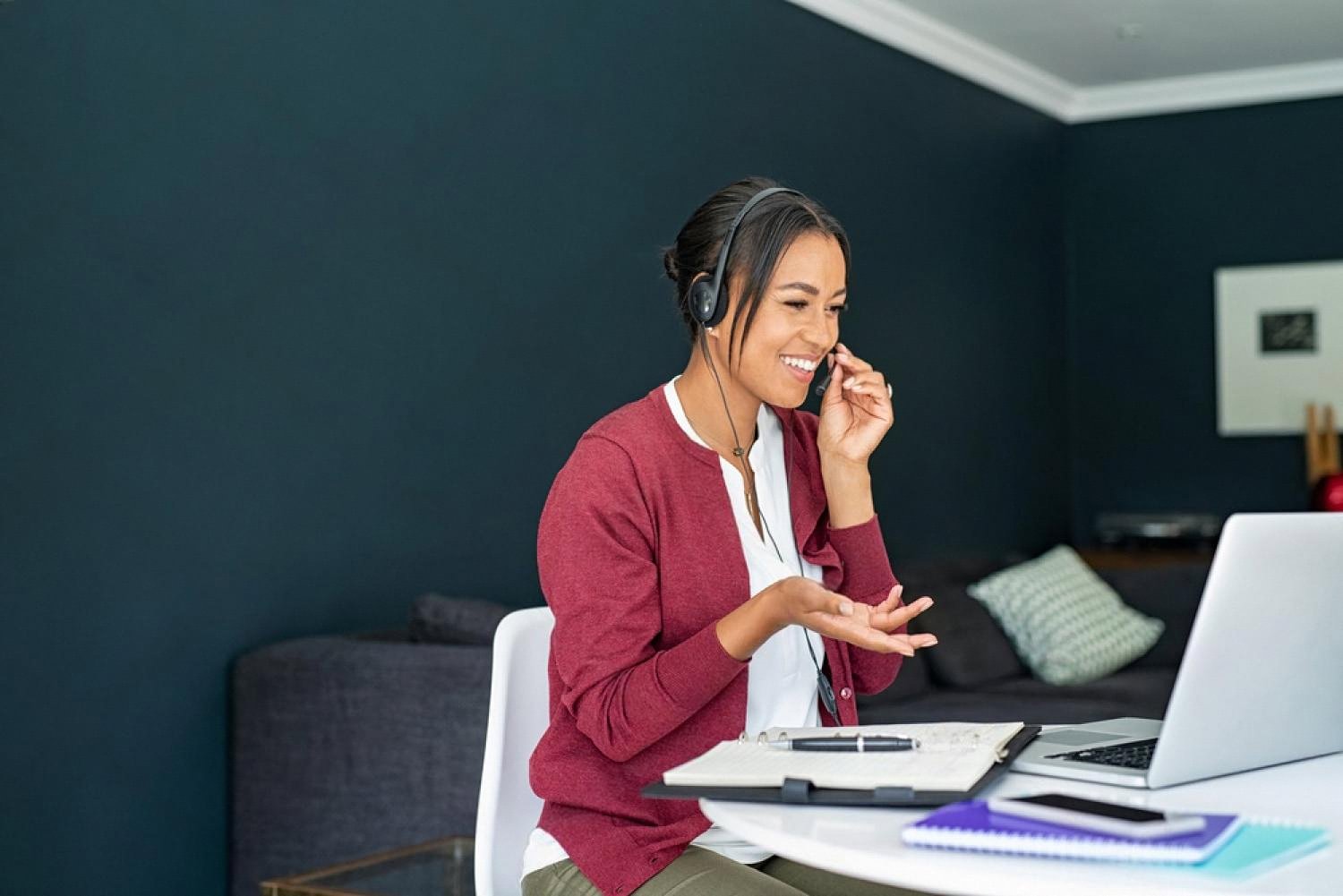 Support agent with headset helping a visitor of a UAE government service center remotely